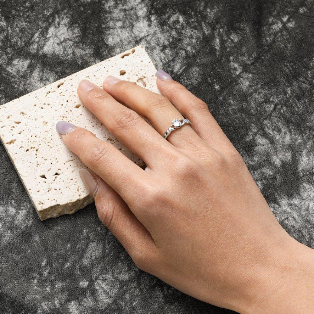 Ladies Sterling Silver Green Stone Band Claddagh Ring